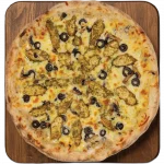 Garlic Chicken Pesto Pizza Garlic chicken pizza with pesto and olives